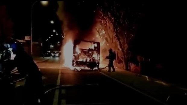 Arde completamente un autobús urbano que transportaba pasajeros en Granada