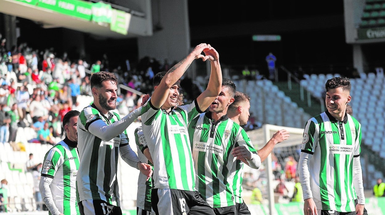 Adrián Fuentes celebra un gol con un gesto de corazón a la grada