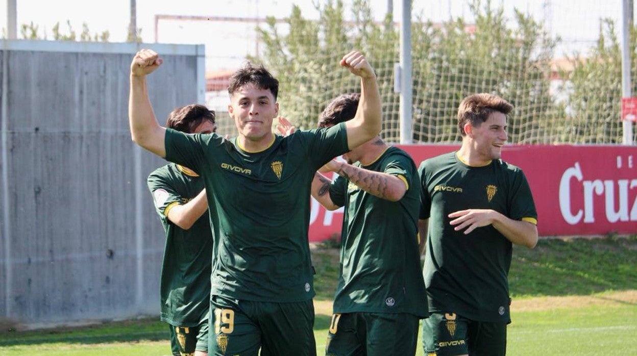 Los jugadores del Córdoba B celebran un gol