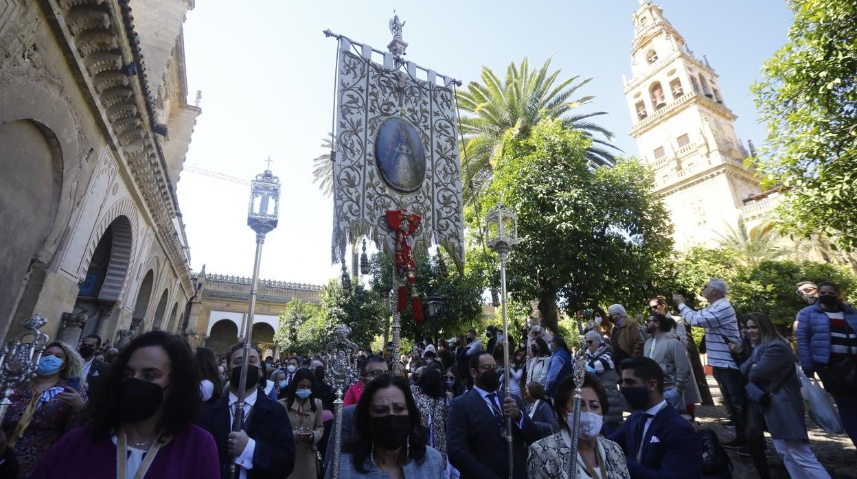 El simpecado de la hermandad del Rocío de Córdoba, en el Patio de los Naranjos