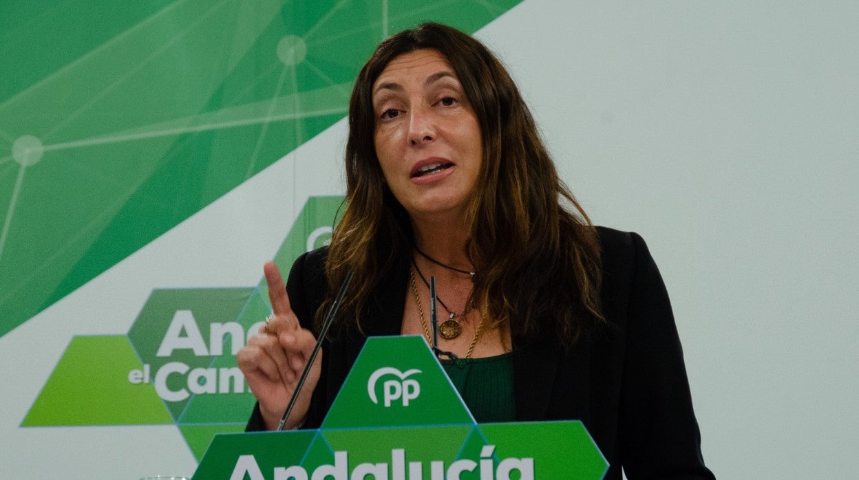 La secretaria general del PP andaluz, Loles López, este lunes en la sede regional del partido