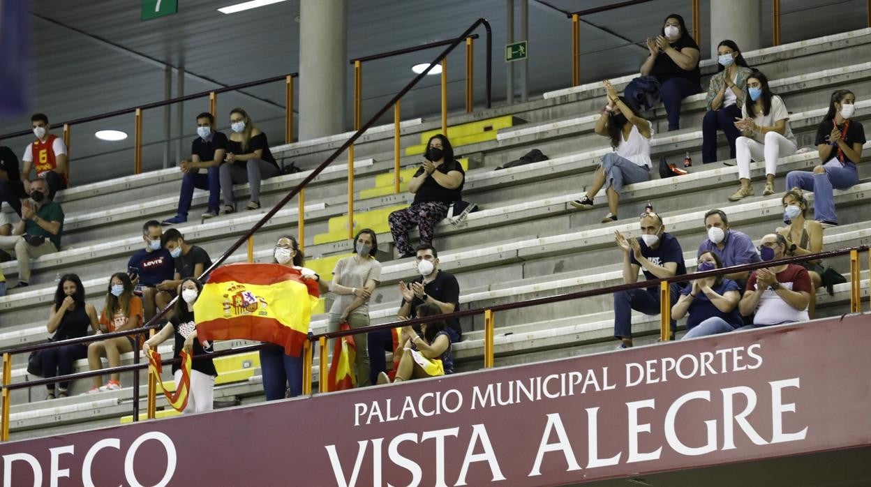 La afición de Córdoba anima a España de baloncesto