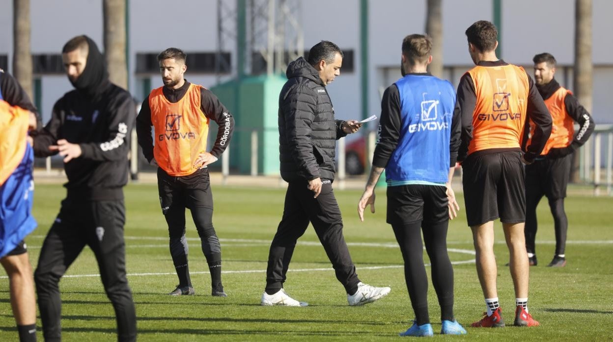 El entrenador del Córdoba, Germán Crespo, repasa los datos de un entrenamiento