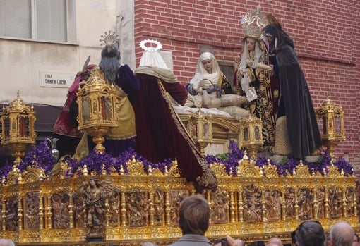 Grupo escultórico del Cristo Yacente durante su procesión del Viernes Santo