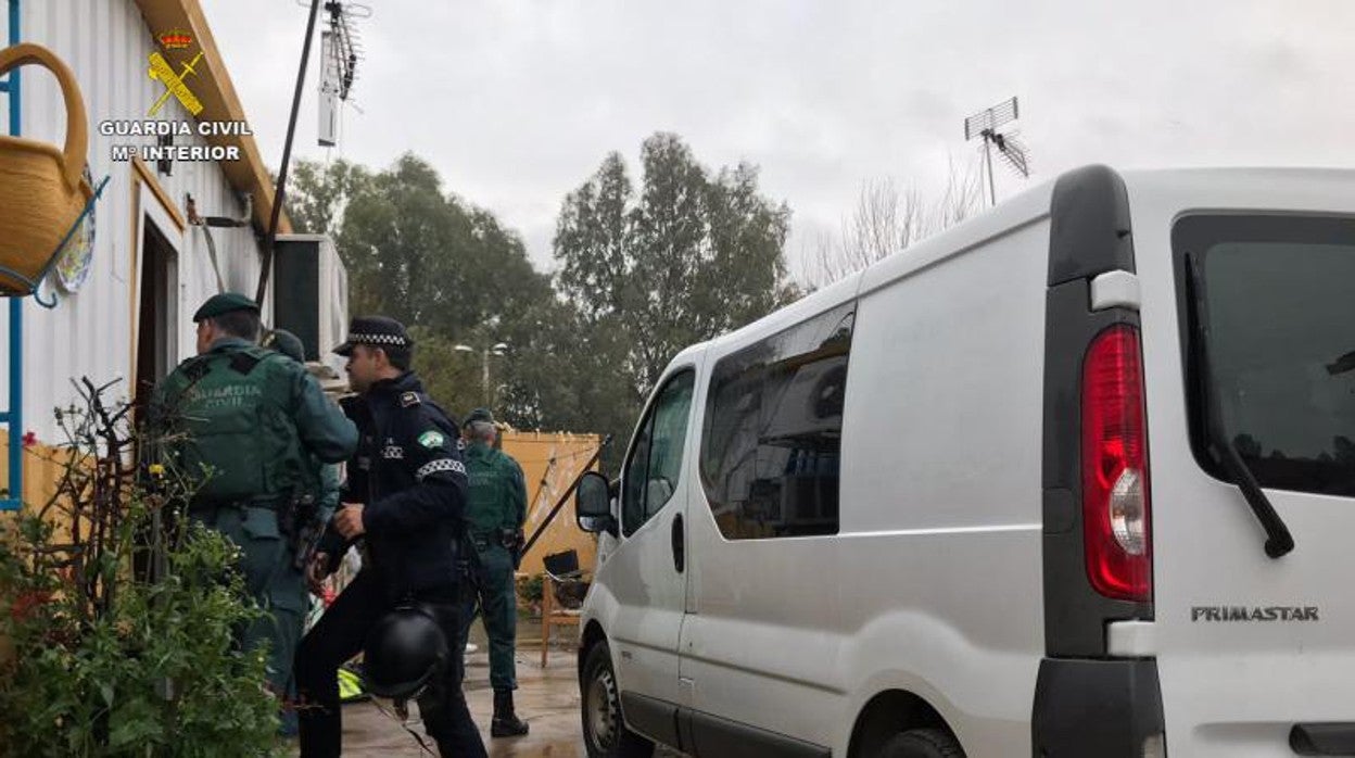 Agentes de la Guardia Civil en una operación contra un robo agrícola