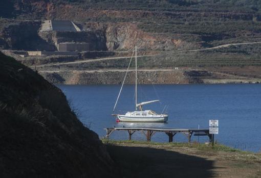 Un barco anclado junto al pantalán del embalse de La Breña