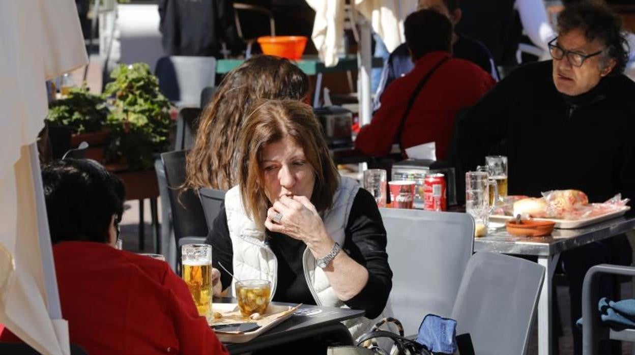 Cordobeses degustando caracoles en el primer día de apertura de los puestos