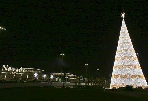 El ábrol navideño en un centro comercial de Granada