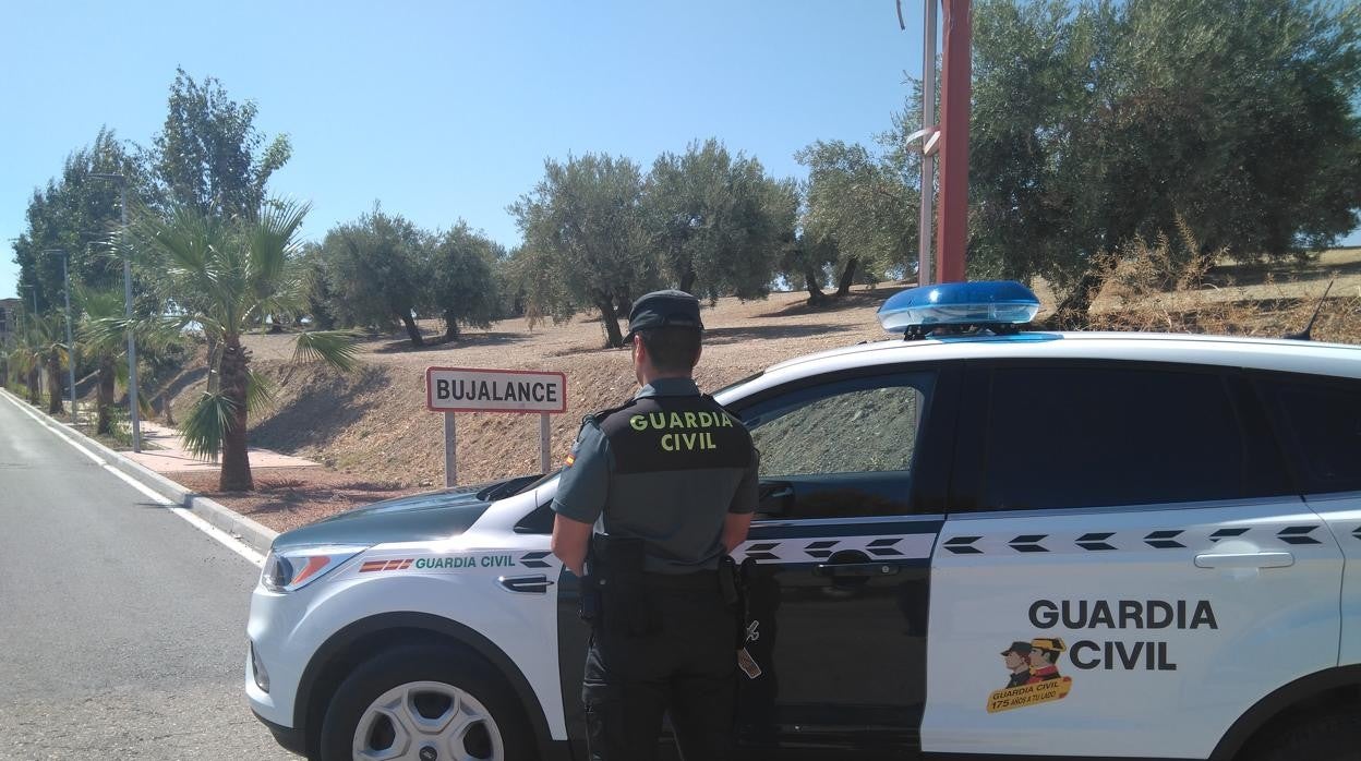 Un guardia civil a la entrada de Bujalance