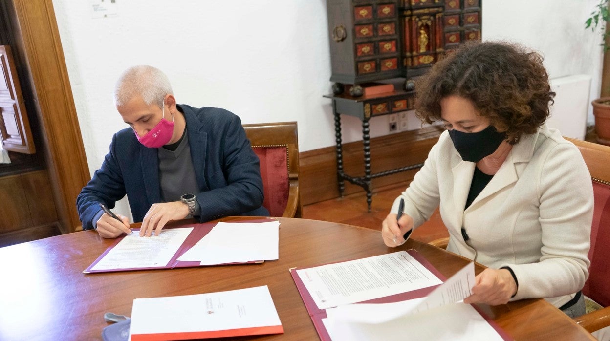 La rectora de la Universidad de Granada, Pilar Aranda, junto a Osmar Polo, director general de T-Systems Iberia, durante la firma del convenio