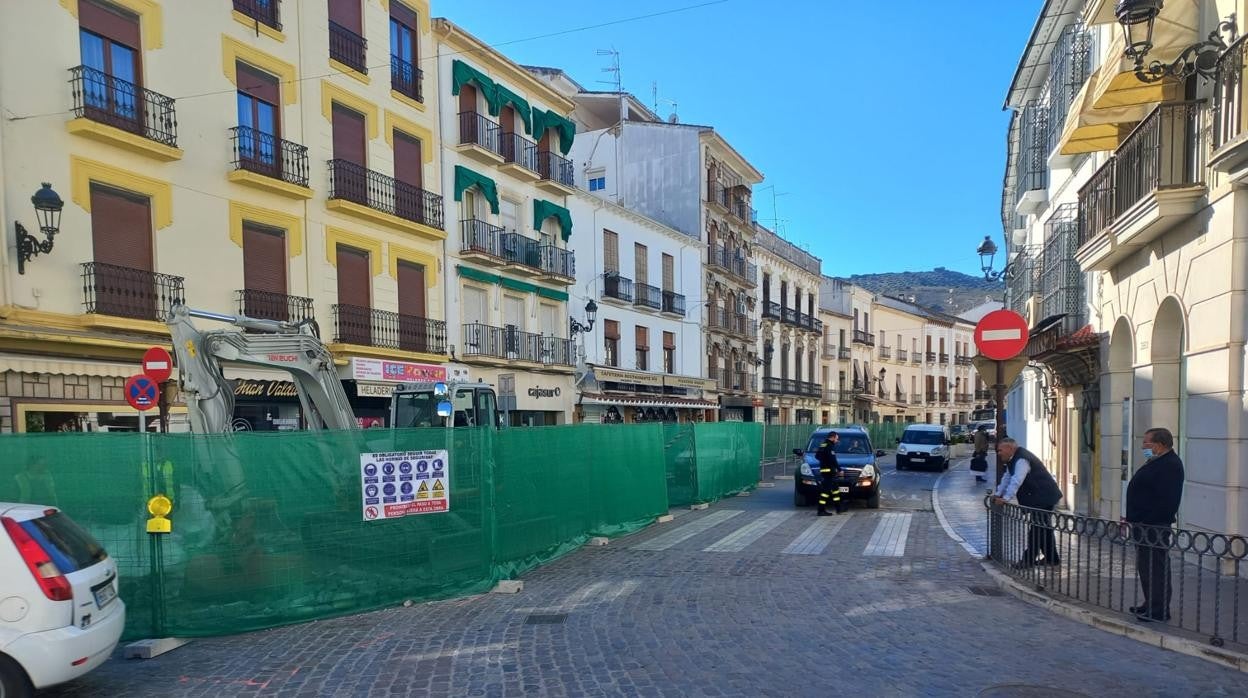 Vallas colocadas en la calle Río de Priego para hacer las primeras catas de la obra