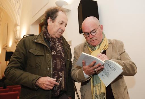 Rafael Inglada, a la derecha, durante la presentacion de un libro en Córdoba