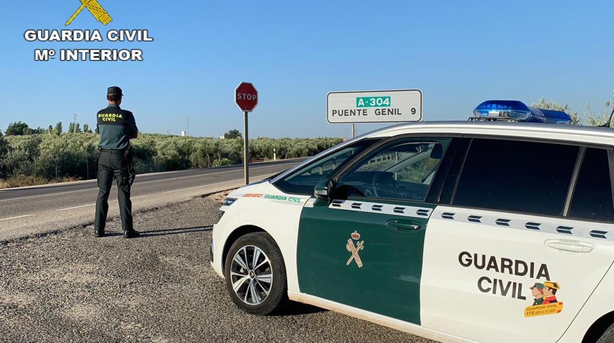 Patrulla de la Guardia Civil a la entrada de Puetne Genil