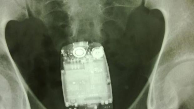 Desde suelas de zapatos al cuerpo, así se esconden los teléfonos móviles para colarlos en la cárcel de Huelva