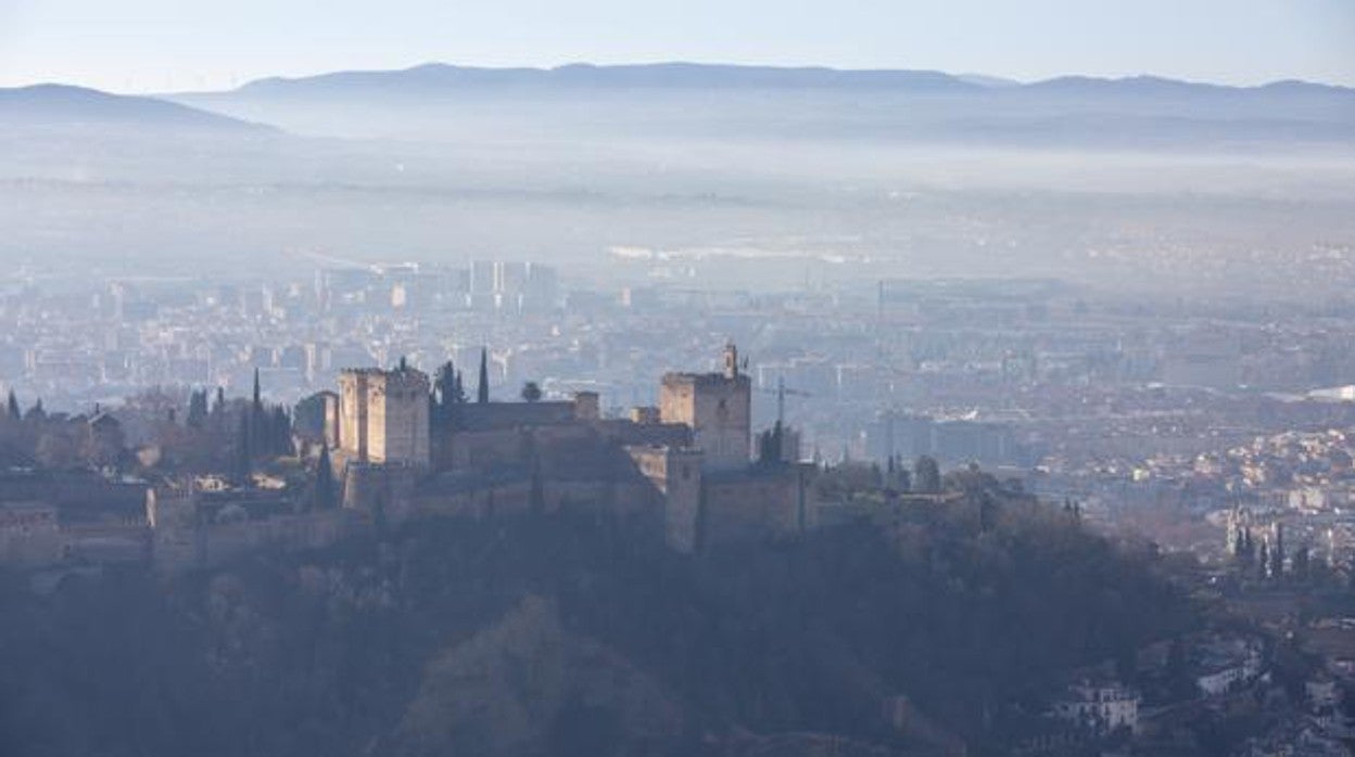 La boina de polución atmosférica en Granada es desde años una habitual en el paisaje granadino