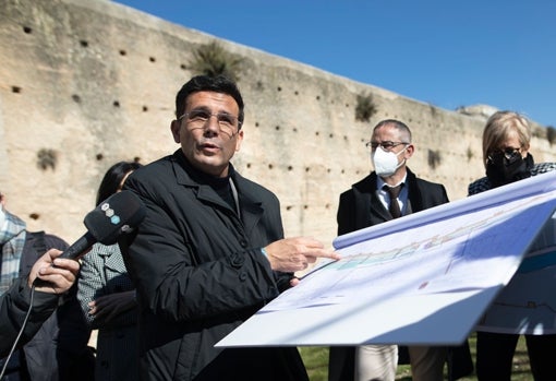 Paco Cuenca en una rueda de prensa en la muralla Zirí, financiada por el Plan Alhambra de la Junta de Andalucía