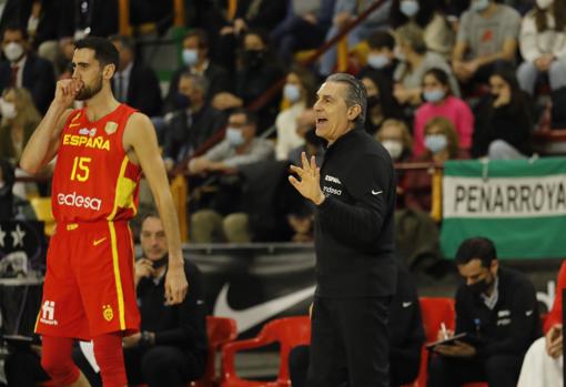 El seleccionador español, Sergio Scariolo, da instruccione a los jugadores en Vista Alegre