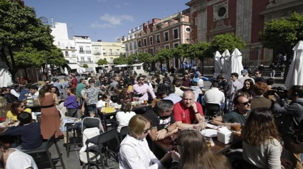 Clientes en un bar de Sevilla