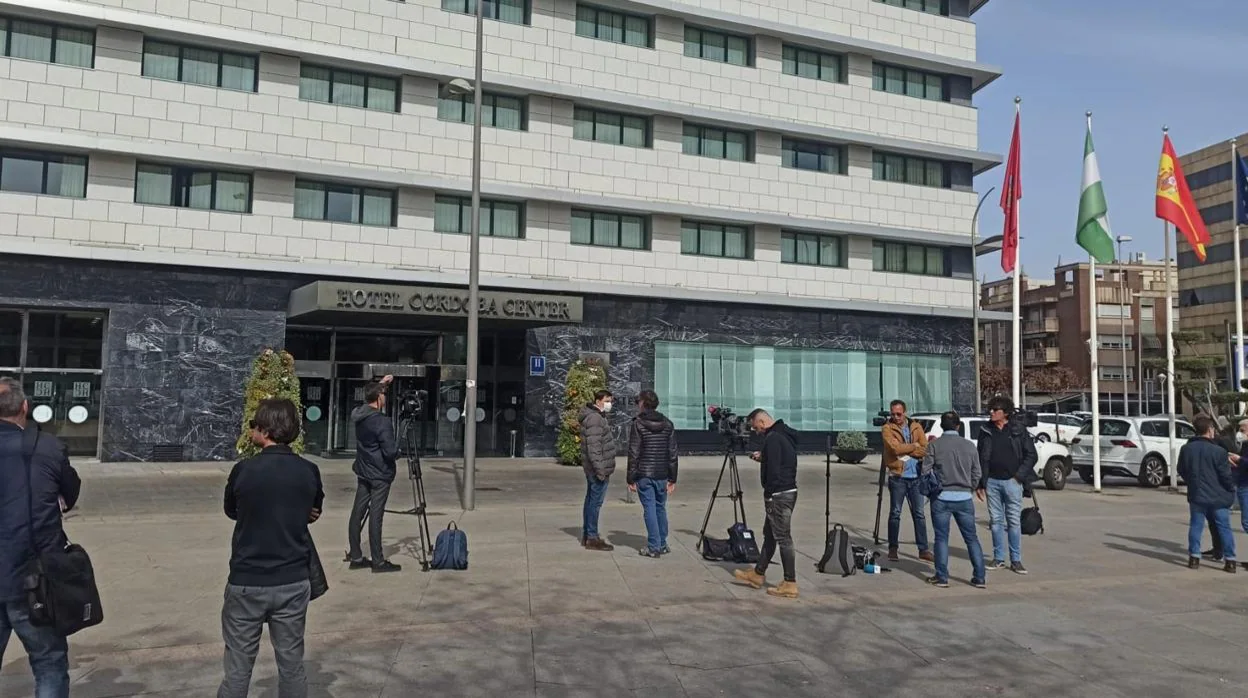 Los medios esperan en las puertas del hotel de Córdoba donde están alojados los jugadores ucranianos