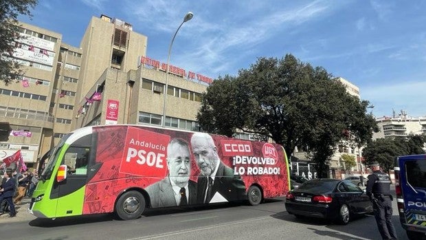 Vox pasea un autobús contra el PSOE y sus «sindicatos afines» con el lema «devolved lo robado»