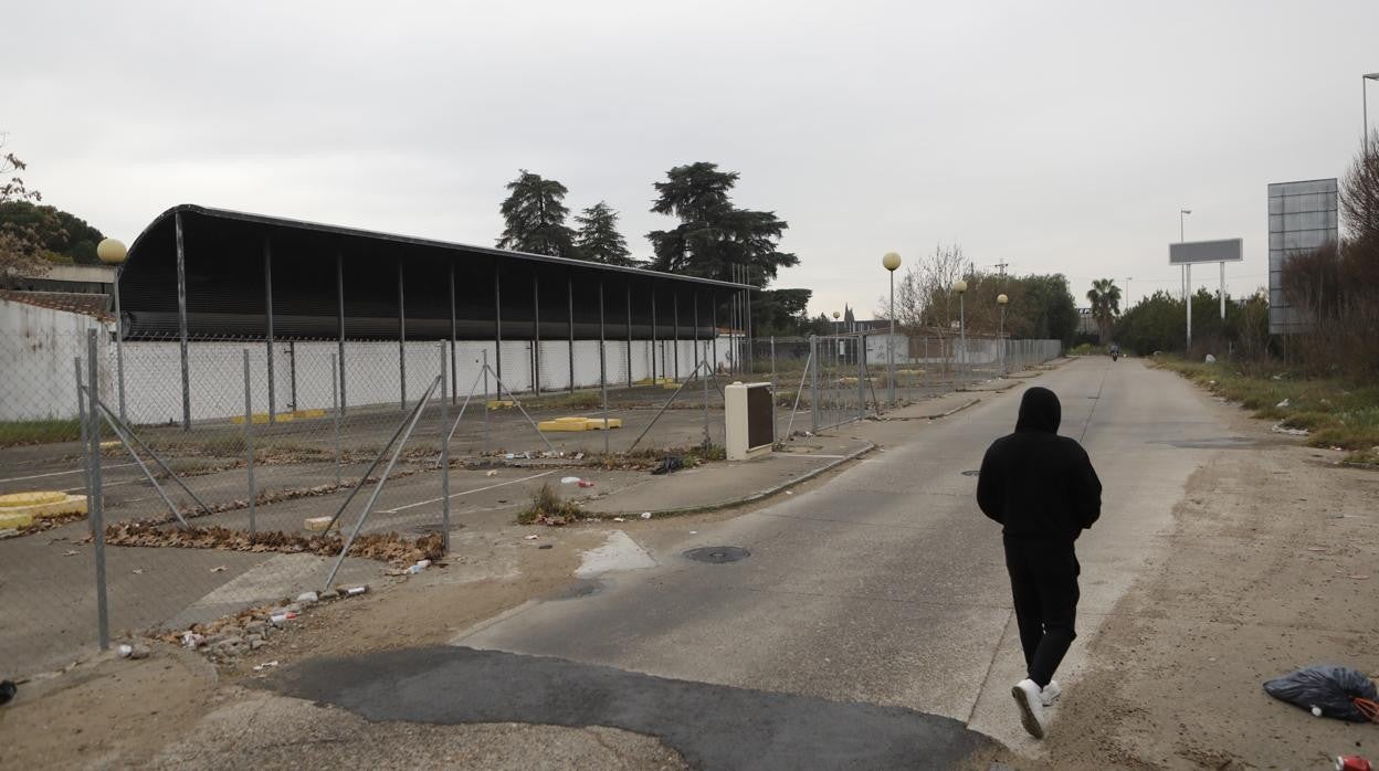 Un joven, ayer pasando delante del viejo recinto ferial San Carlos de Córdoba