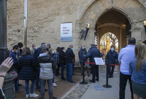 Visitantes al Alcázar de los Reyes Católicos de Córdoba