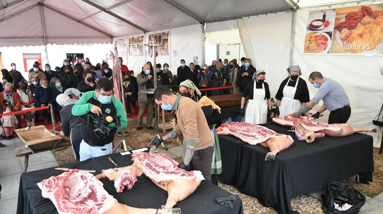 Matarifes y matanceras en la exhibición ante el público en la Fiesta de la Matanza de Villanueva de Córdoba