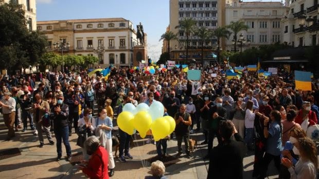 Centenares de cordobeses gritan contra la guerra en Ucrania en una concentración en las Tendillas