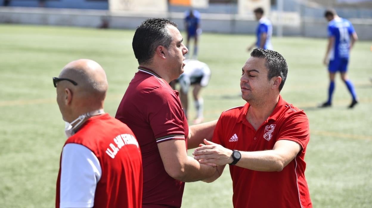 El entrenador del San Fernando, Tino Déniz, saluda al del Córdoba, Germán Crespo, al final del partido