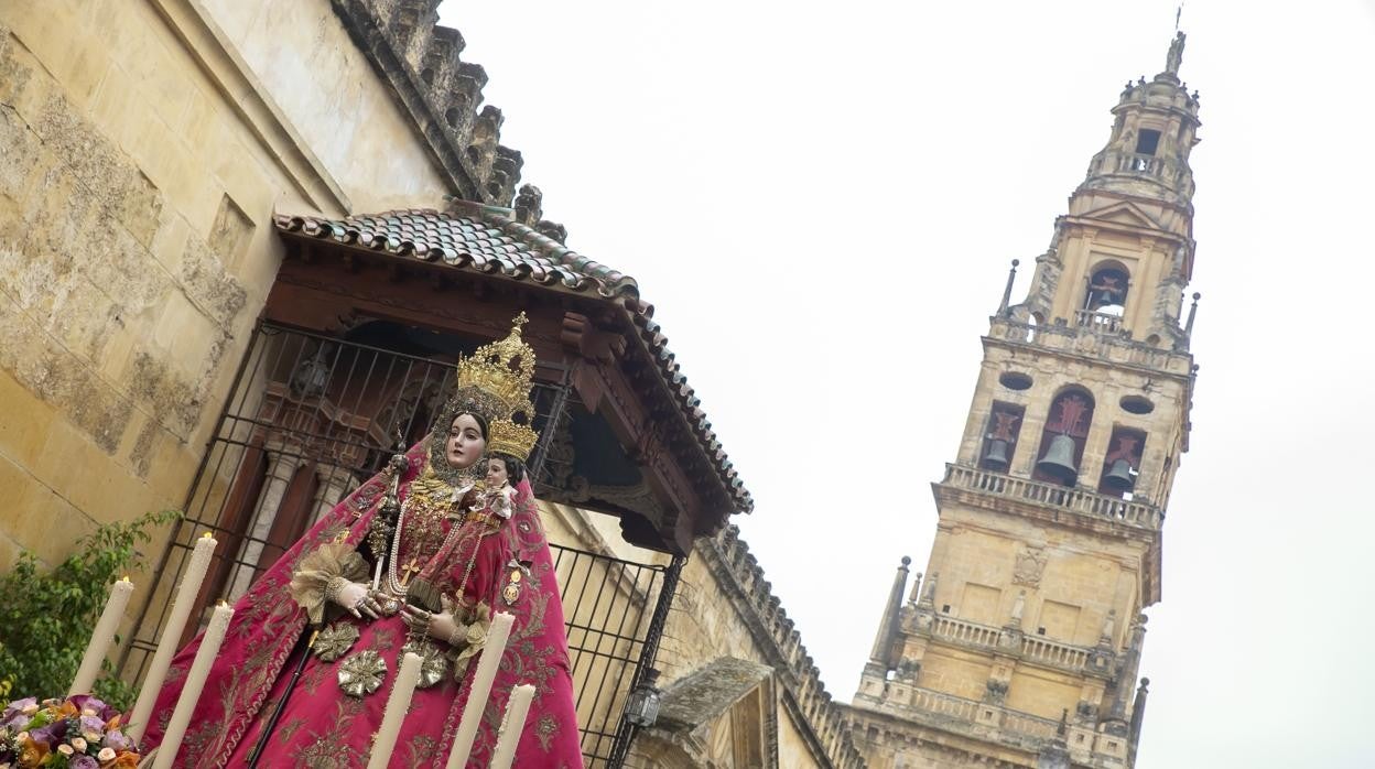 La Virgen de Araceli, durante su traslado a la Catedral para la misa de acción de gracias