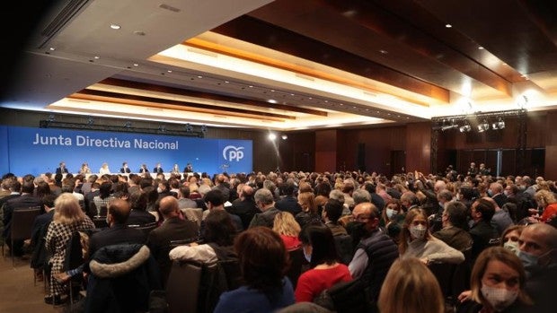 Juanma Moreno sitúa a dos andaluces en el comité organizador del Congreso Extraordinario del PP