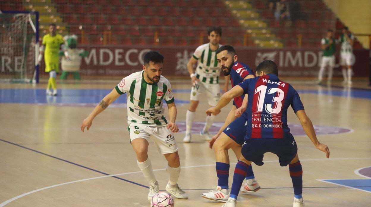 El jugador del Córdoba Patrimonio Jesulito conduce el balón