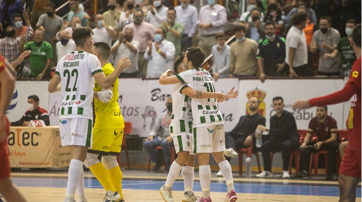 Los jugadores del Córdoba Patrimonio celebran un gol en Vista Alegre