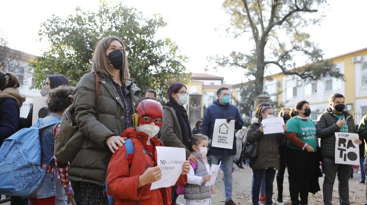 Protesta de padres, madres y alumnos a las puertas del colegio Colón este martes