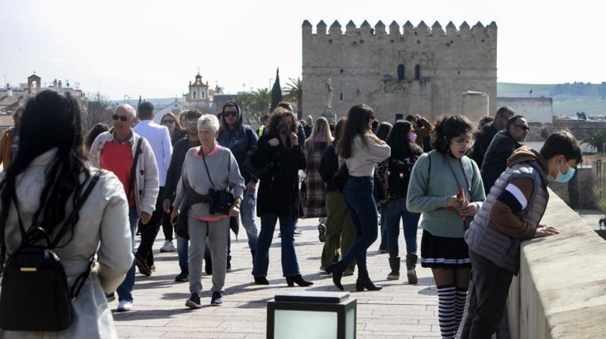 Turistas paseando por el Puente Romano este fin de semana en Córdoba