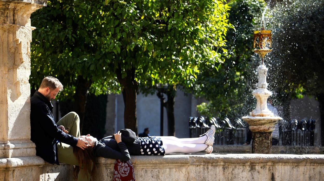 UNa pareja en el Patio de los Naranjos