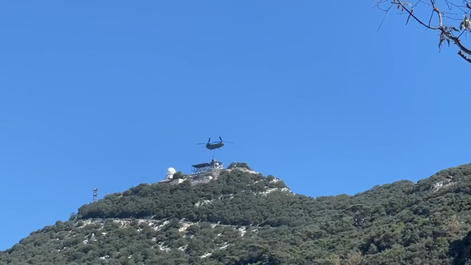 Las Fuerzas Aéreas Británicas instalan un nuevo radar en la cima del peñón de Gibraltar