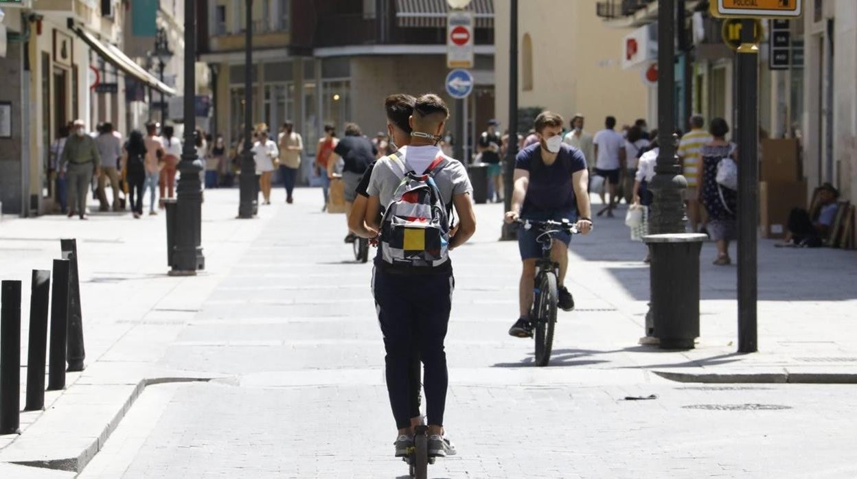 Doble infracción en Córdoba durante el verano pasado: circulas dos personas en un patinete por una zona peatonal