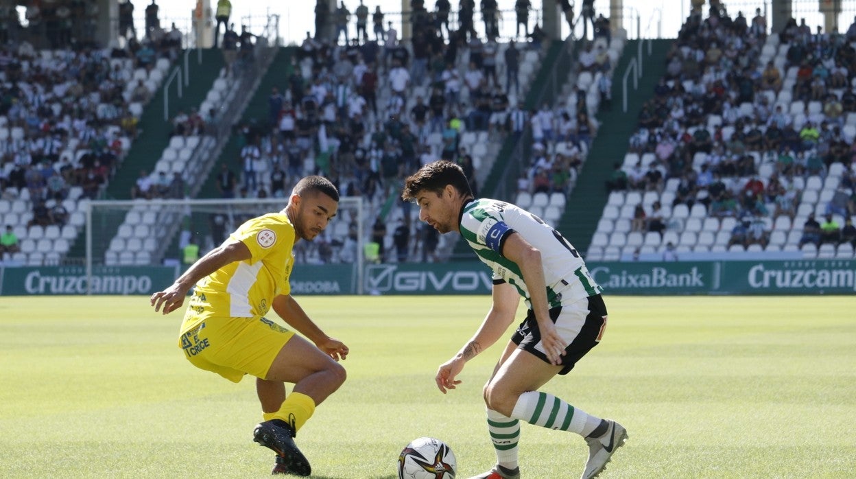 Javi Flores conduce el balón en El Arcángel