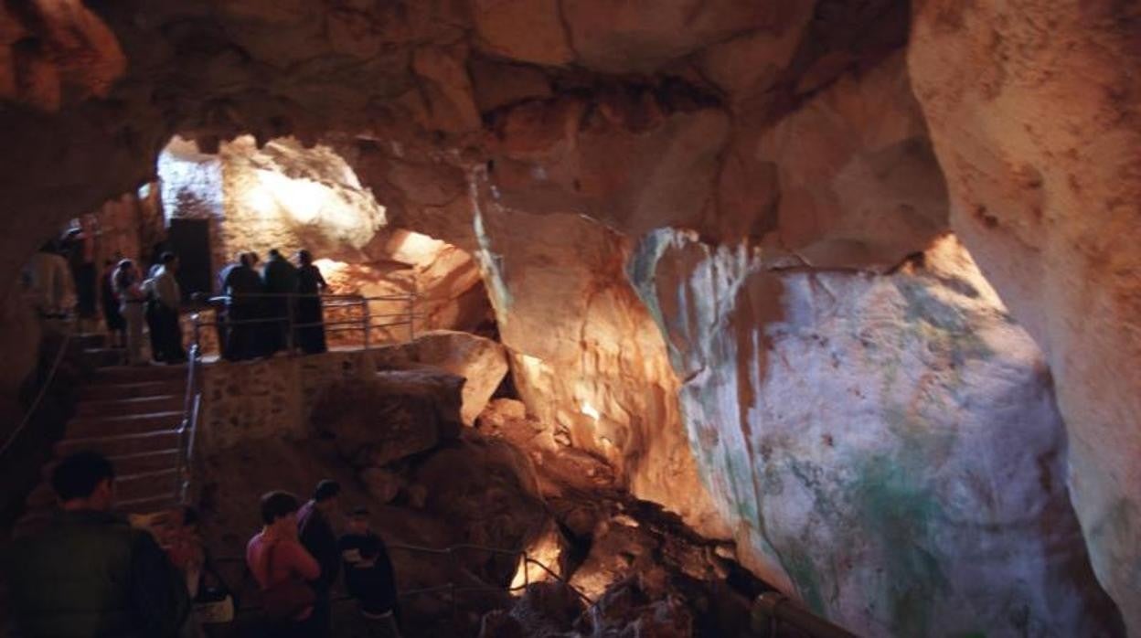 Visitantes en la Cueva de los Murciélagos en una imagen de archivo