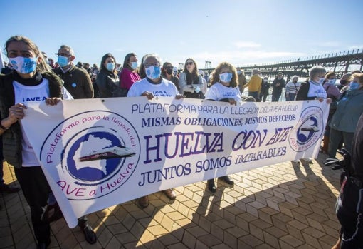 En esta pancarta se reclama un AVE a Huelva