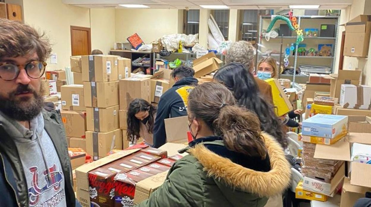 Alumnos de Infantil de la Escuela de Magisterio Sagrado Corazón durante la recogida