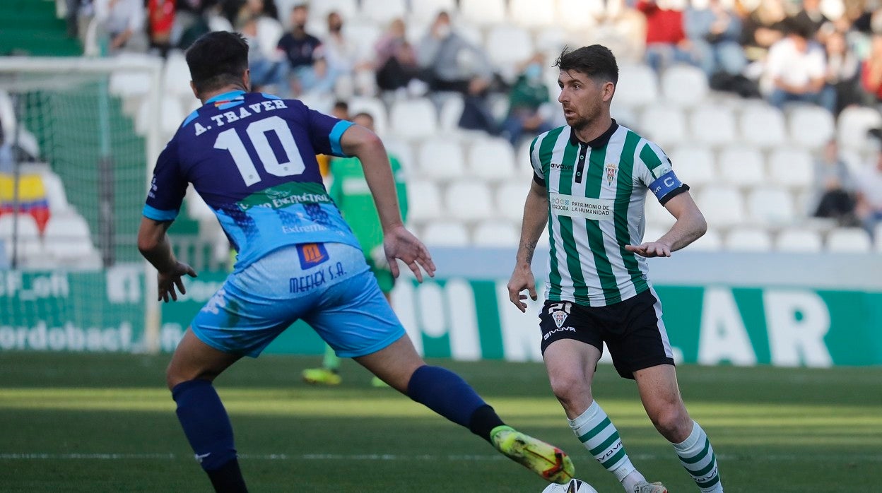 Javi Flores conduce el balón en El Arcángel