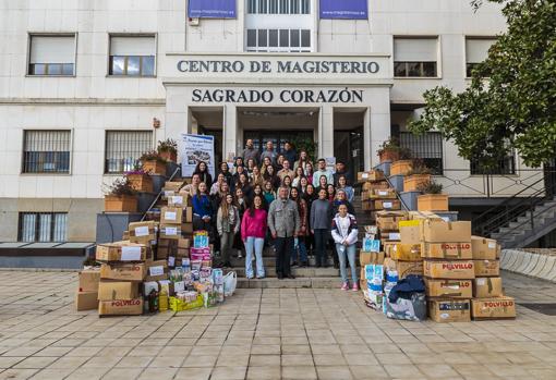 Recogida de ayuda en la campaña de la Escuela de Magisterio Sagrado Corazón