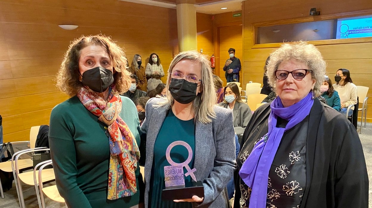 Elena de Miguel, este sábado en Málaga junto a la presidenta de la Asociación de la Prensa, Elena Blanco (izda.), y la coordinadora de la Asamblea de Mujeres Periodistas, Teresa Santos (dcha.)