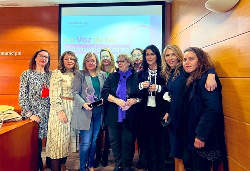 De Miguel, junto a las profesionales de la comunicación que han participado en la jornada 'La Voz de las Comunicadoras'