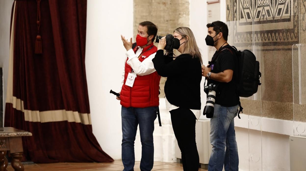 Un guía muestra a una pareja el Salón de Mosaicos del Alcázar