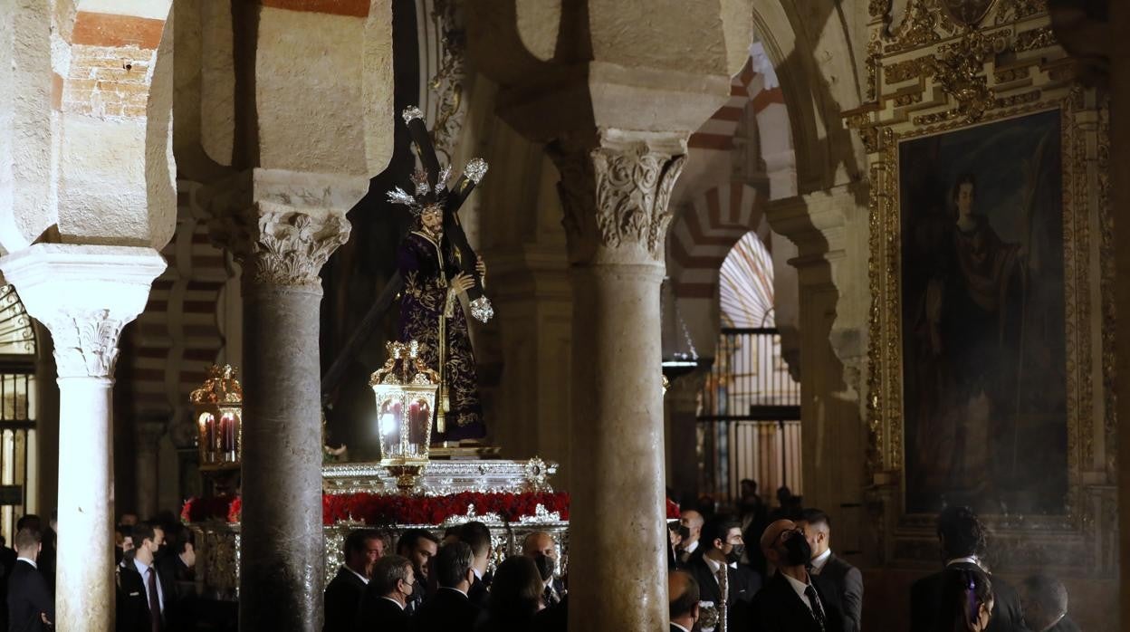 El Señor del Calvario, durante el rezo de las estaciones en la Catedral