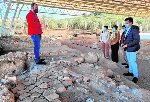 Un guía explica los restos de una zona de la villa romana