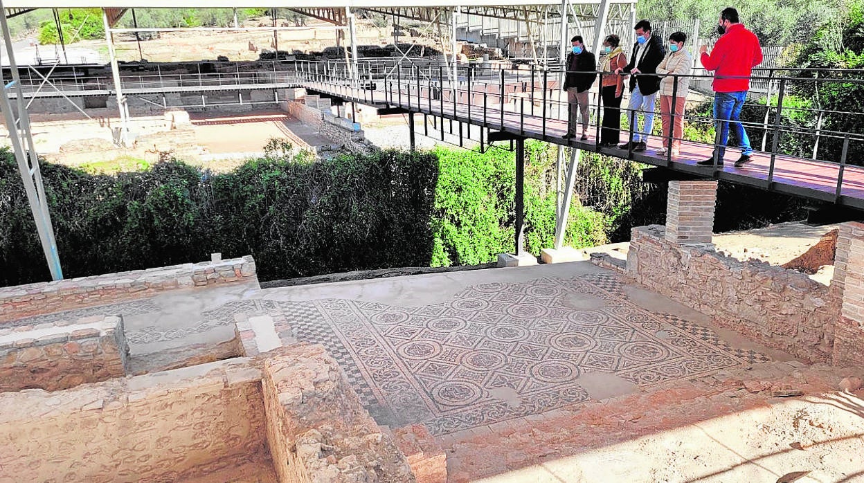 Un grupo de visitantes, ayer observando uno de los mosaicos